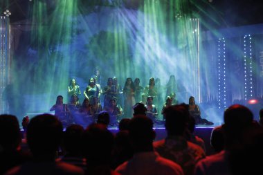 Mutlu genç seyirciler Progrom 'da el sallıyor.