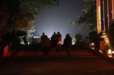 Yoldaki insanların siluetleri