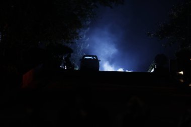 Gece yolda sigara iç.