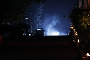 Gece yolda sigara iç.