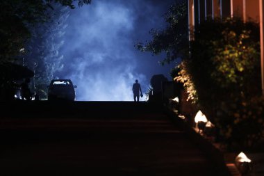 Yoldaki insanların siluetleri