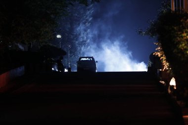 Gece yolda sigara iç.