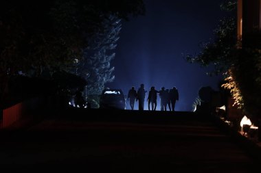 Yoldaki insanların siluetleri