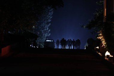 Yoldaki insanların siluetleri