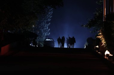 Yoldaki insanların siluetleri