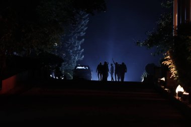Yoldaki insanların siluetleri