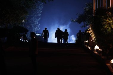 Yoldaki insanların siluetleri