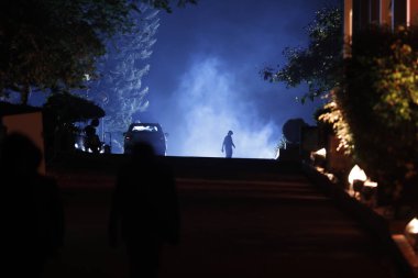 Yoldaki adamın silueti