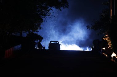 Gece yolda sigara iç.