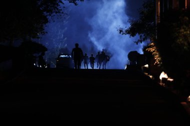 Yoldaki insanların siluetleri