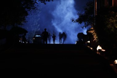Yoldaki insanların siluetleri