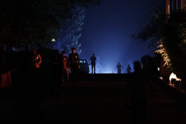 Yoldaki insanların siluetleri