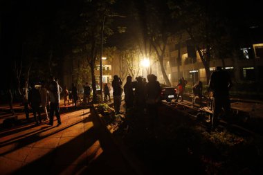 Yoldaki insanların siluetleri