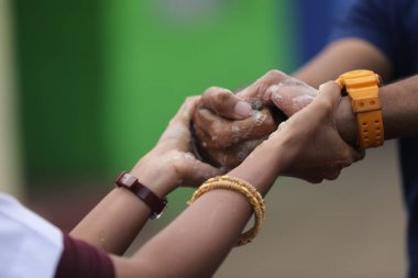 Eller sopa suyuyla temizlenecek.