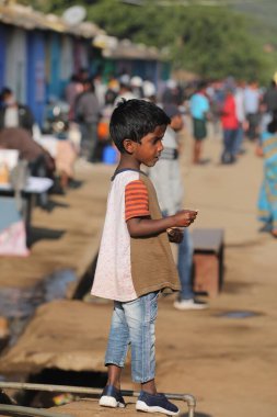 Çocuklar Hyderabad Hindistan 'ı izliyor 5 Mart 2022