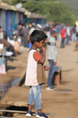 Çocuklar Hyderabad Hindistan 'ı izliyor 5 Mart 2022