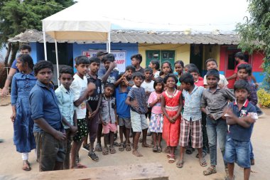 Çocuklar Hyderabad Hindistan 'ı izliyor 5 Mart 2022