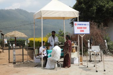 Rajamundry Andhra Pradesh, 6 Mart 2022 'de Hindistan' ın kırsal kesimindeki ücretsiz tıp kampı.