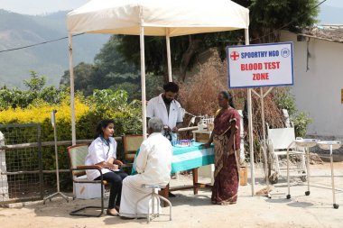Rajamundry Andhra Pradesh, 6 Mart 2022 'de Hindistan' ın kırsal kesimindeki ücretsiz tıp kampı.