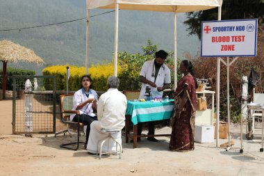 Rajamundry Andhra Pradesh, 6 Mart 2022 'de Hindistan' ın kırsal kesimindeki ücretsiz tıp kampı.