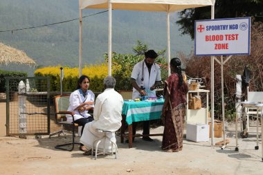 Rajamundry Andhra Pradesh, 6 Mart 2022 'de Hindistan' ın kırsal kesimindeki ücretsiz tıp kampı.