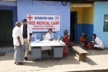 Rajamundry Andhra Pradesh, 6 Mart 2022 'de Hindistan' ın kırsal kesimindeki ücretsiz tıp kampı.