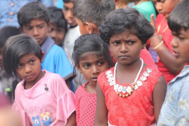 Çocuklar Hyderabad Hindistan 'ı izliyor 5 Mart 2022