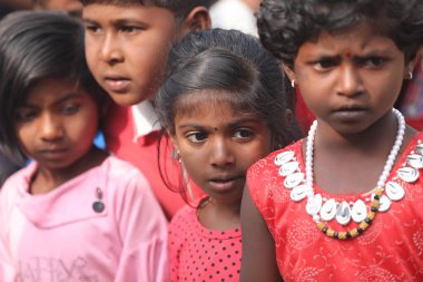Çocuklar Hyderabad Hindistan 'ı izliyor 5 Mart 2022