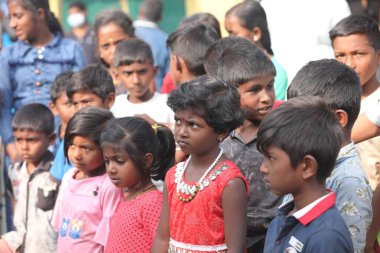 Çocuklar Hyderabad Hindistan 'ı izliyor 5 Mart 2022