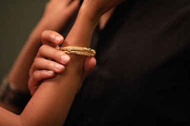 Çift Eller Dalış Partnerinin Sırtı