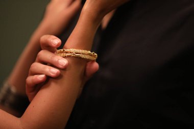 Altın yüzüklü aşık.