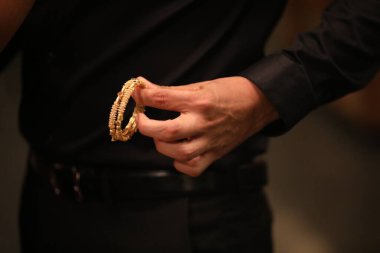 Altın yüzüklü aşık.