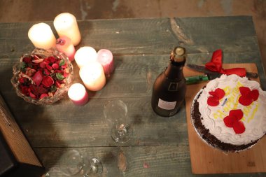 Doğum gününde kek ve içecek.