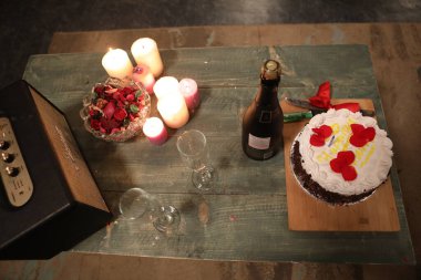 Doğum gününde kek ve içecek.