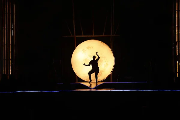 Moonset Dansçı Silueti — Stok fotoğraf