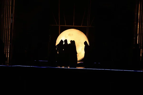 舞台上のダンサーシルエットムーンライト — ストック写真