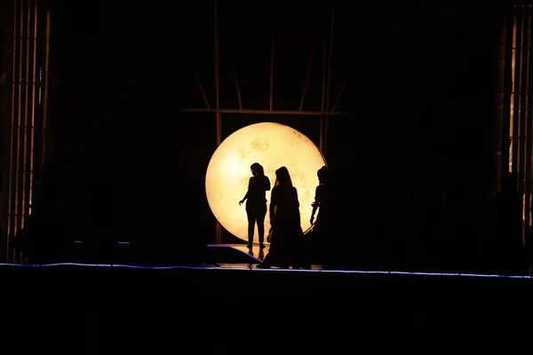 Táncosok Sziluett Holdfény Színpadon — Stock Fotó