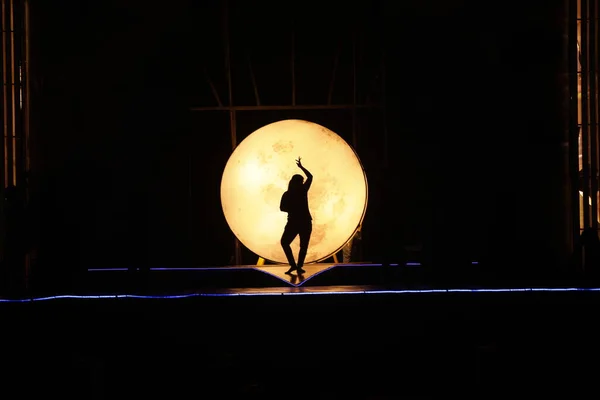 Taneční Silueta Zapadajícím Měsíci — Stock fotografie