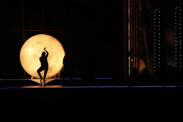 Sylwetka Tancerki Zachodzie Księżyca — Zdjęcie stockowe