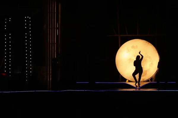 Танцевальный Силуэт Луне — стоковое фото