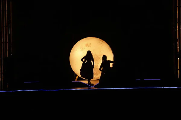 Χορευτές Σιλουέτα Moonlight Μια Σκηνή — Φωτογραφία Αρχείου