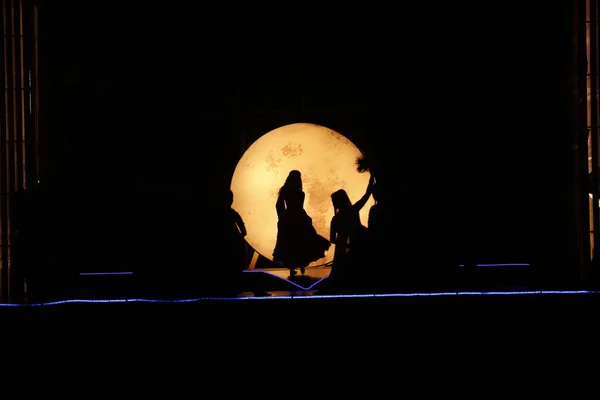 Bailarinas Silueta Luz Luna Escenario — Foto de Stock