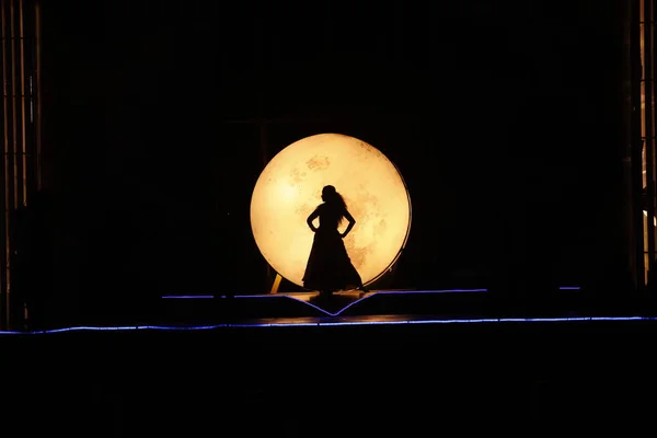 Tänzerische Silhouette Monduntergang — Stockfoto