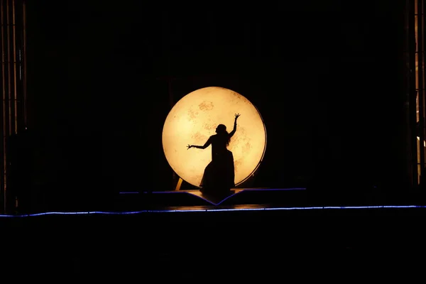Silueta Bailarina Moonset —  Fotos de Stock