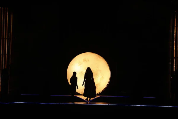 Sylwetka Tancerki Moonlight Scenie — Zdjęcie stockowe