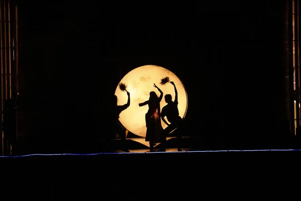 Χορευτές Σιλουέτα Moonlight Μια Σκηνή — Φωτογραφία Αρχείου