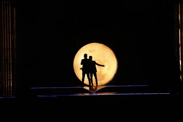 Dansers Silhouet Maanlicht Een Podium — Stockfoto