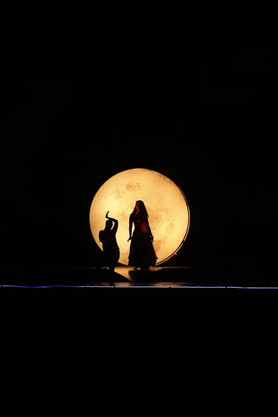 Silhouette Danseurs Clair Lune Sur Une Scène — Photo