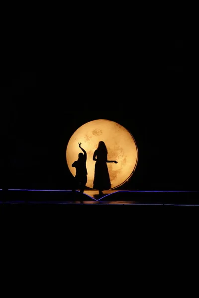 舞台上のダンサーシルエットムーンライト — ストック写真