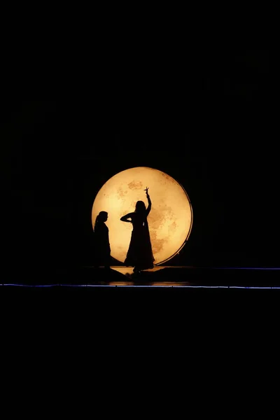 Silhouette Danseurs Clair Lune Sur Une Scène — Photo